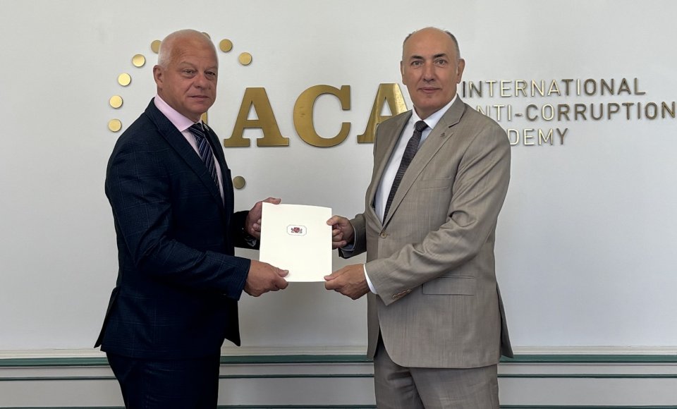Lietuvos ambasadorius įteikė skiriamuosius raštus Tarptautinės antikorupcijos akademijos vadovui