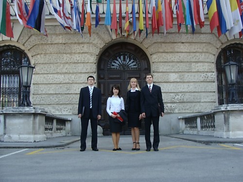 „OSCE Model“ dalyviai iš Lietuvos (iš kairės): Vytautas Sinica, Violeta Radzevič, mokytoja Lina Morkūnienė, Justinas Šeškevičius